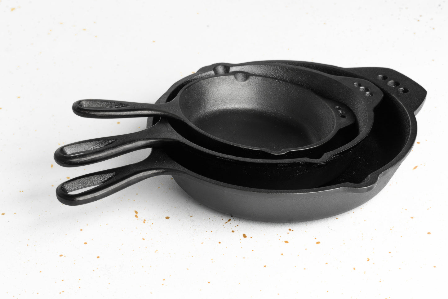 THE BIG ONES: 3 SKILLETS AND 1 LEATHER HANDLE SET