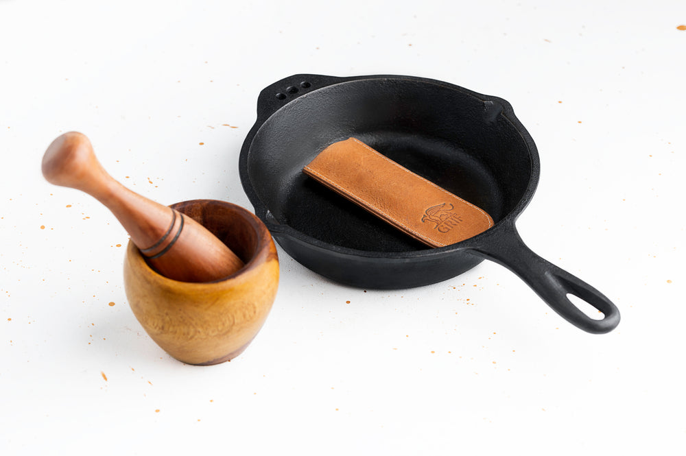 
                  
                    RAISE: 20 CM SKILLET, MORTAR AND LEATHER HANDLE
                  
                