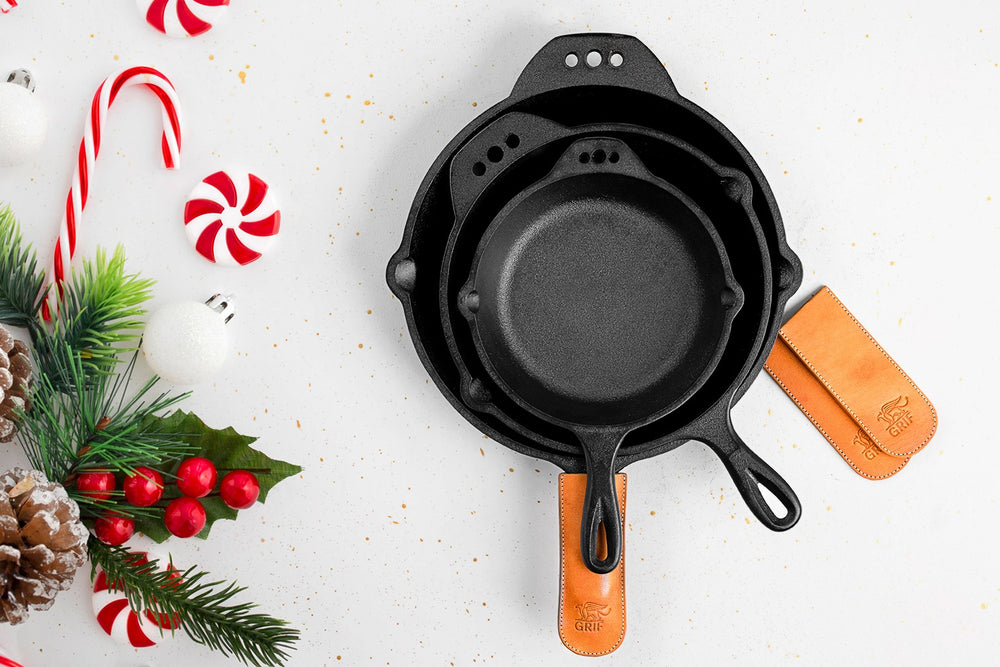 🎄HOLIDAY CHEER🎄 3 SKILLETS AND 3 LEATHER HANDLE COVERS