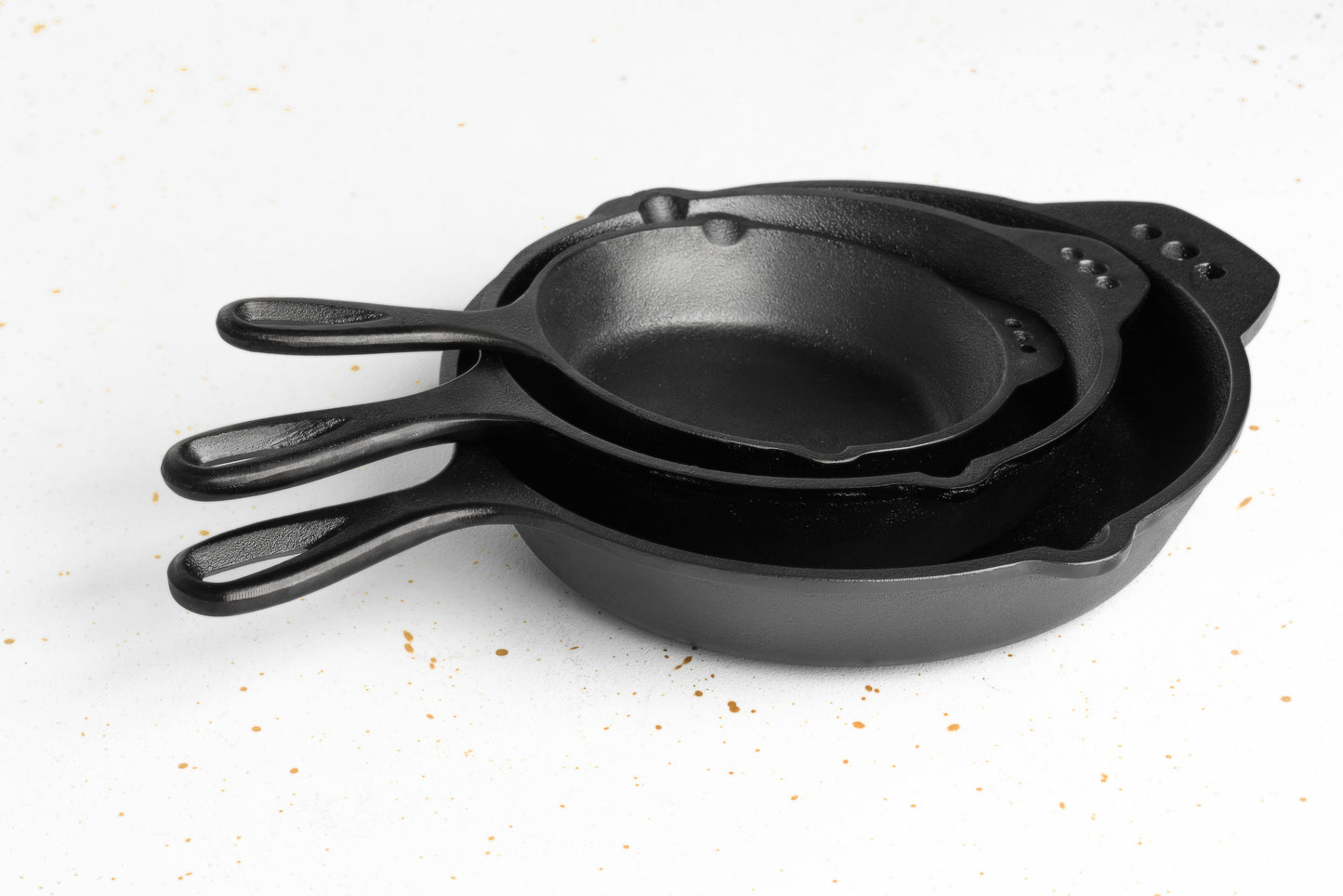 
                  
                    THE BIG ONES: 3 SKILLETS AND 1 LEATHER HANDLE SET
                  
                